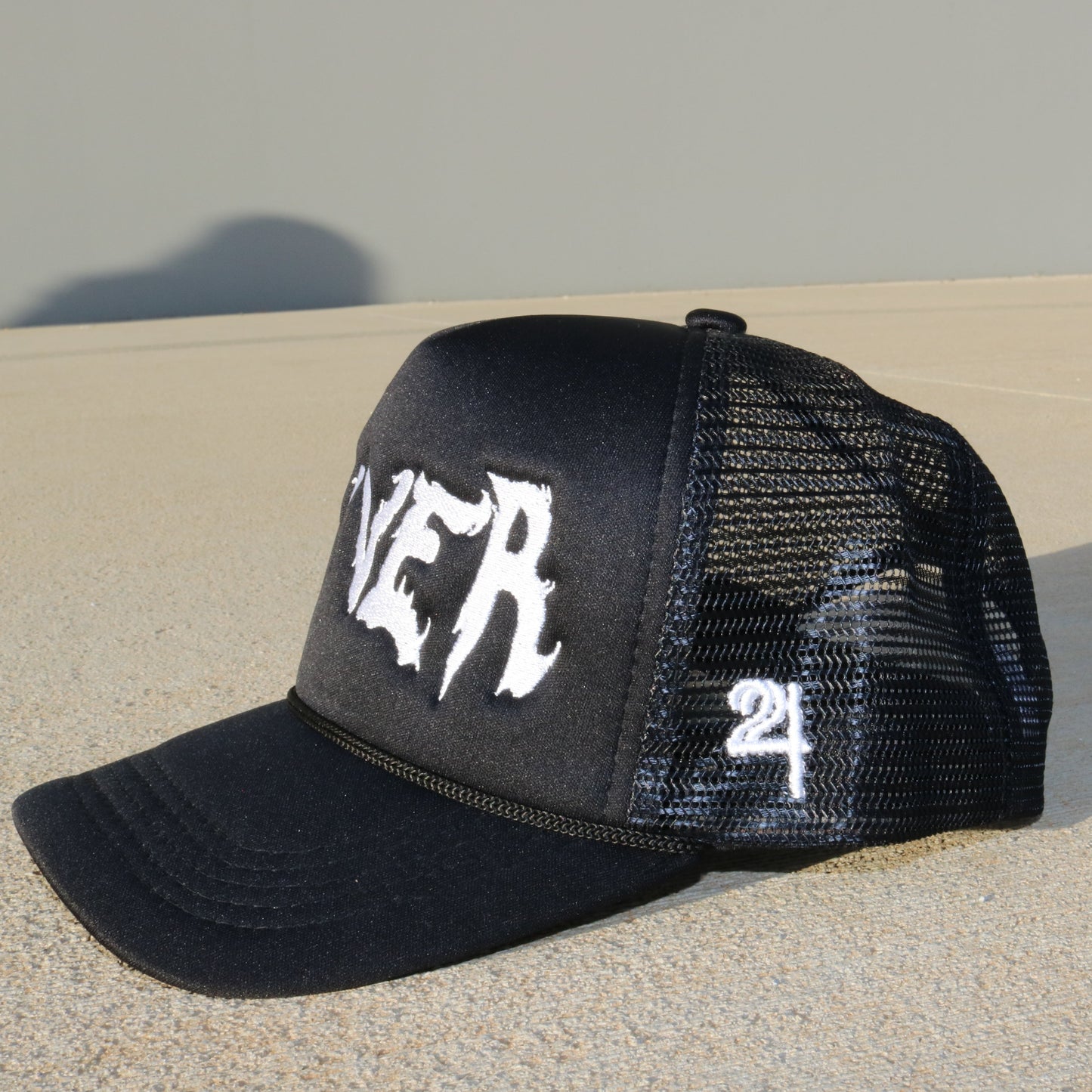 BLACK YUVER TRUCKER HAT